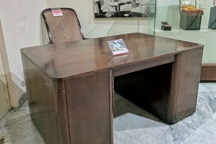 Meja kerja asli milik Bung Hatta di Gedung Joang 45.