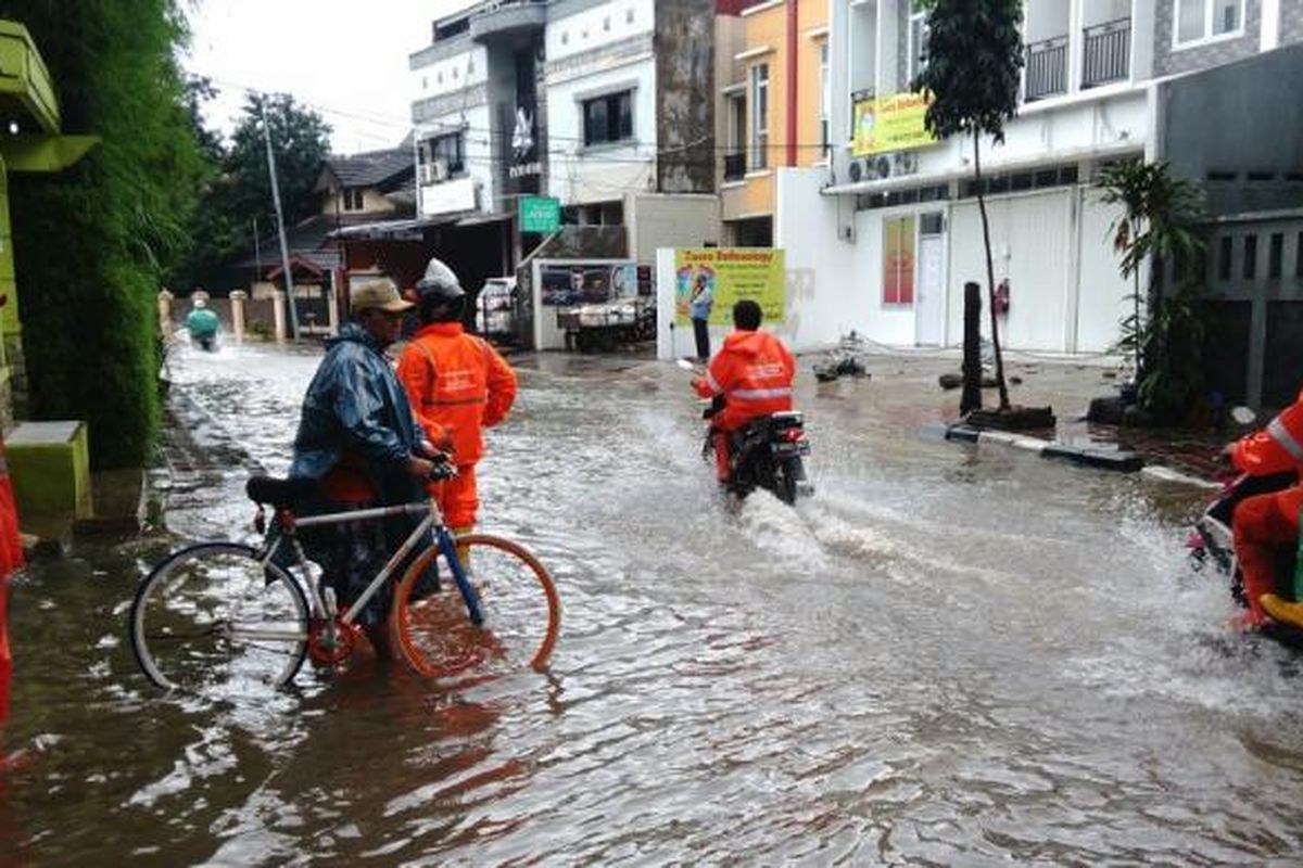 Jalan Taman Malaka Selatan 3 di Malaka Sari, Duren Sawit, Jakarta Timur tergenang banjir setinggi 40 sentimeter akibat luapan Kali Buaran atau Kali Jatikramat. Selasa (21/2/2017).