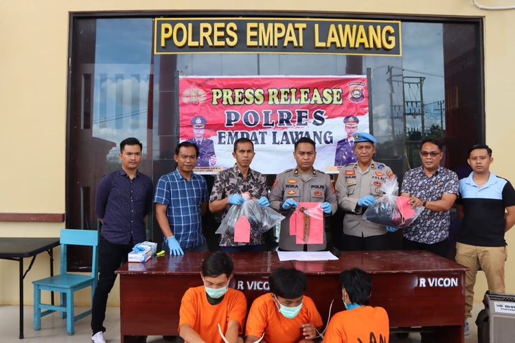 Tiga orang pelaku pembunuhan yakni , Dika (17), Nando (19) dan Vigo (19) saat berada di Polres Empat Lawang, Sumatera Selatan.