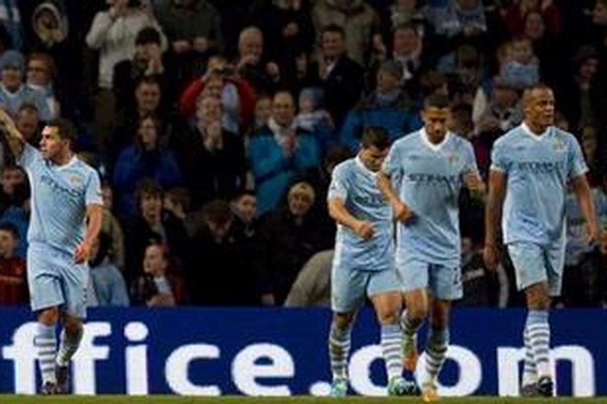 Carlos Tevez (kiri) memberi salam kepada suporter setelah mencetak gol ke gawang West Bromwich Albion (WBA) pada lanjutan Premier League, Rabu atau Kamis (12/4/2012) dini hari WIB. Manchester City akhirnya menang 4-0.