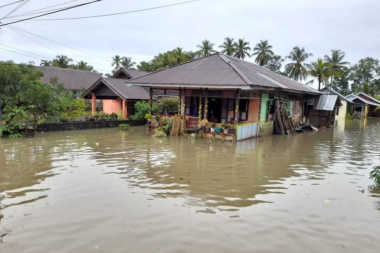 Banjir di Kota Bengkulu merendam rumah warga dan fasilitas umum lainnya.