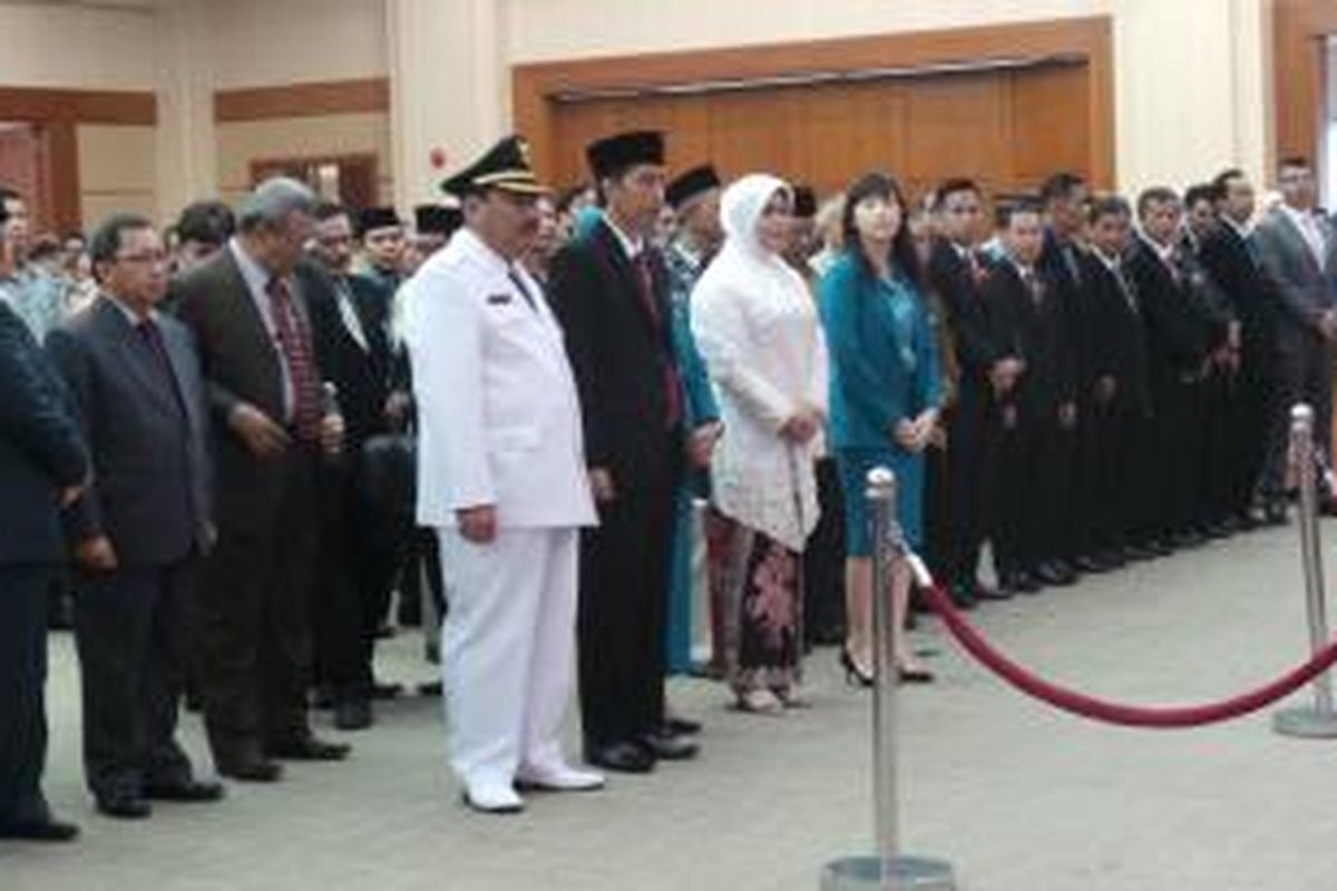 Gubernur DKI Jakarta Joko Widodo bersama Wali Kota Jakarta Barat Anas Effendi saat penatikan, di kantor Walikota Jakarta Barat, Selasa (11/3/2014).