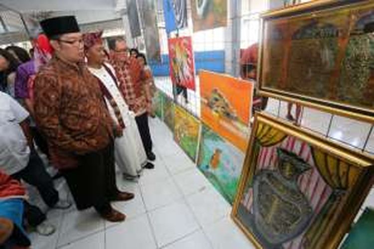 Wali Kota Bandung Ridwan Kamil saat memantau kondisi para PKL Jalan Ahmad Yani yang menempati tempat baru di Pasar Kosambi, Bandung, Sabtu (31/12/2016). KOMPAS.com/DENDI RAMDHANI