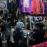 Jelang Lebaran, Pasar Senen Ramai Pengunjung Buru Baju Seken