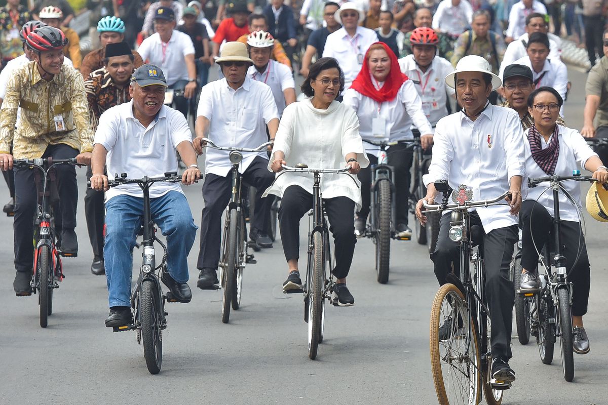 Menteri Keuangan Sri Mulyani Indrawati saat mendampingi Presiden Joko Widodo bersepeda di kawasan Semarang, Jawa Tengah, Senin (30/12/2019). (Foto: Sekretariat Kabinet)