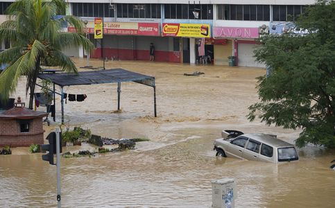 Over a Dozen People Dead, 70,000 Displaced in Malaysian Floods
