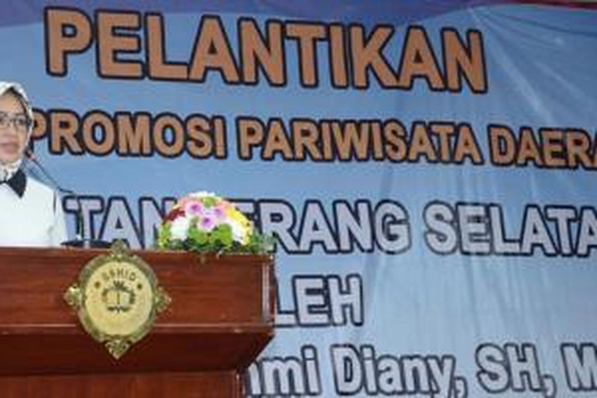 Wali Kota Tangerang Selatan, Airin Rachmi Diany di Auditorium S. Hardjo Migoeno Sekolah Tinggi Pariwisata Sahid, Pondok Cabe, Senin (16/3/2015).