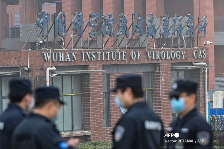 Petugas keamanan berjaga di luar Institut Virologi Wuhan di Wuhan, ketika anggota tim WHO yang menyelidiki asal-usul Covid-19 melakukan kunjungan ke institut di Wuhan di provinsi Hubei tengah China pada 3 Februari 2021.