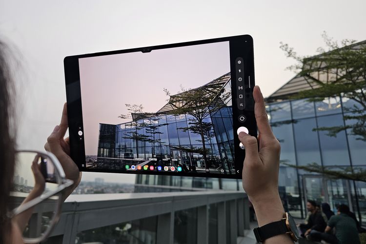 Namun, karena bodi Galaxy Tab S9 Ultra yang bongsor, kami kurang nyaman ketika mengambil foto menggunakan kedua tangan, baik menggunakan kamera depan atau kamera belakang. 