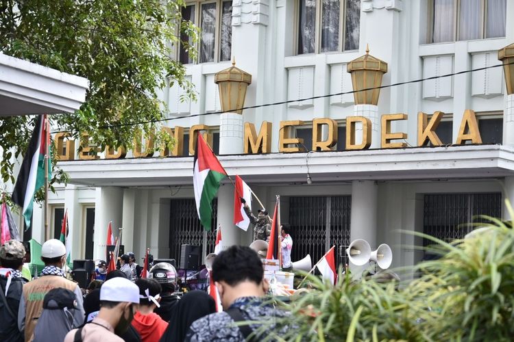 Ribuan warga dari berbagai organisasi turun ke jalan lakukan aksi bela Palestina di Gedung Merdeka, Jalan Asia Afrika, Kota Bandung, Sabtu (22/5/2021).