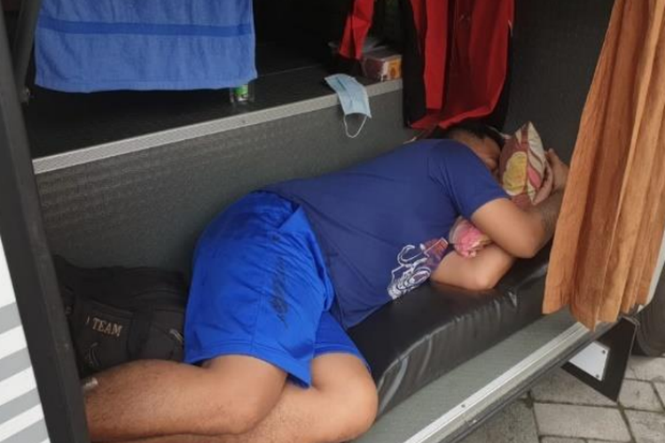 Pengemudi bus tidur di bagasi kendaraan 