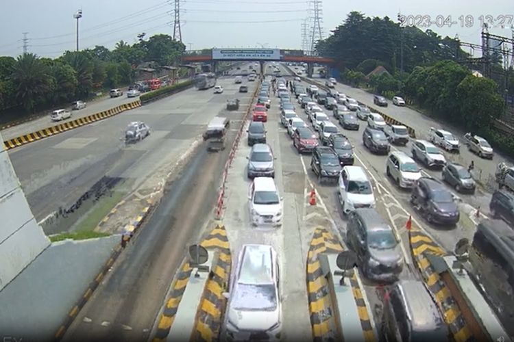 CCTV di ruas Tol Tangerang-Merak, khususnya di Exit Cikupa pada Rabu (19/4/2023) siang.