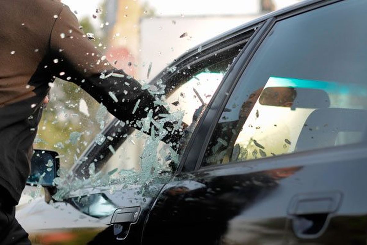 Ilustrasi pencurian begal pecah kaca mobil