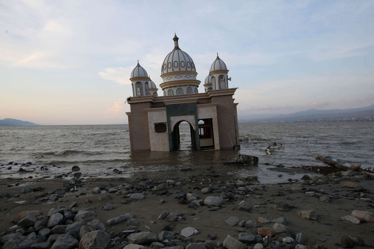 Kondisi Masjid Arqam Bab Al Rahman atau Masjid Terapung di Pantai Talise, Palu, Sulawesi Tengah, mengalami kerusakan akibat gempa dan Tsunami, Rabu (3/10/2018).