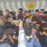 PLN Makassar Didemo Terkait Penerapan Pemadaman Bergilir, Massa Saling Dorong dengan Polisi