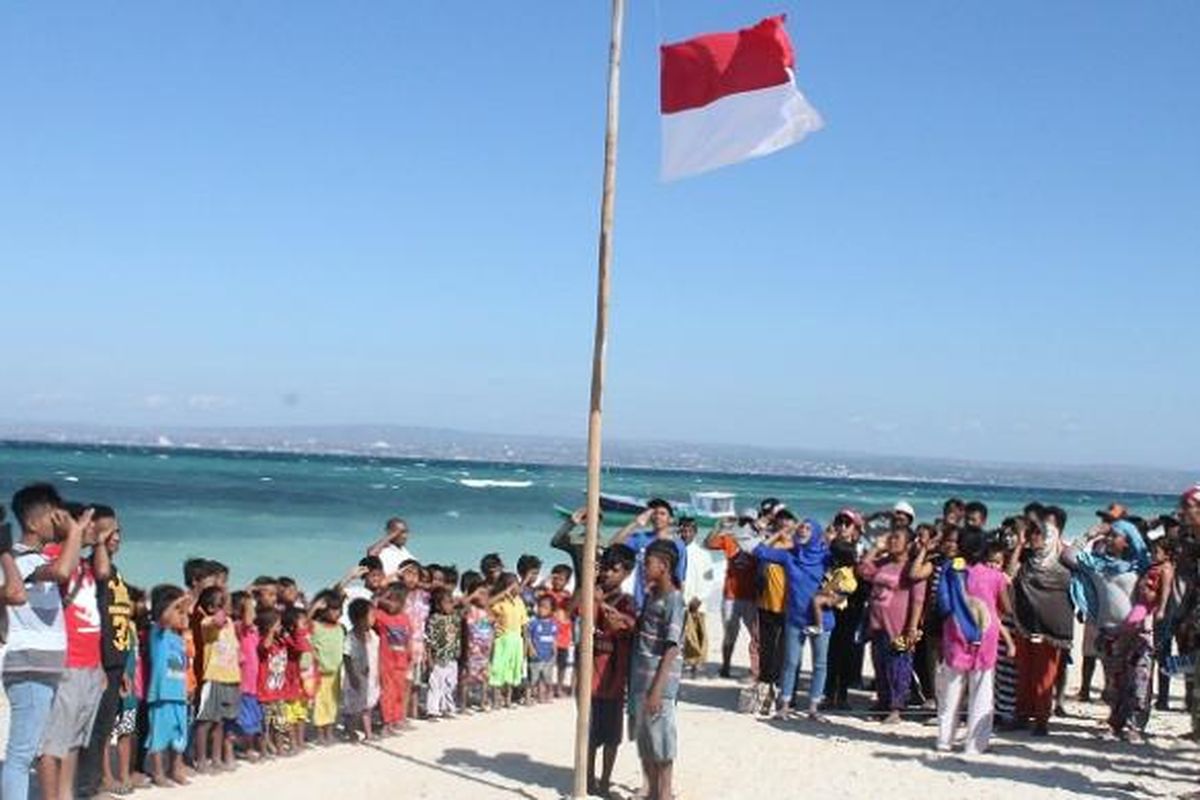 Anak-anak putus sekolah di Pulau Kera, Kabupaten Kupang, Nusa Tenggara Timur (NTT) menggelar upacara bendera  di pinggir pantai karena tidak memiliki sekolah