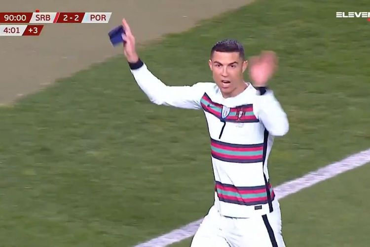 Kapten timnas Portugal, Cristiano Ronaldo, murka setelah golnya pada detik-detik akhir laga kontra Serbia, Minggu (28/3/2021) dini hari WIB, tidak dianggap melewati garis gawang oleh wasit dan hakim garis.