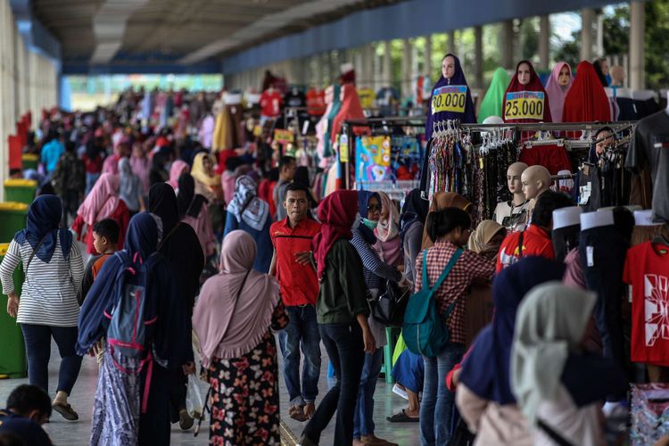 Pejalan kaki menggunakan Jembatan Penyeberangan Multiguna (skybridge) Tanah Abang saat melintas di Jalan Jatibaru Raya, Jakarta, Sabtu (9/2/2019). Pemprov DKI Jakarta mewajibkan pejalan kaki menggunakan skybridge saat melewati Jalan Jatibaru Raya yang menuju atau keluar dari Stasiun Tanah Abang, Pasar Blok F, Blok G dan Jalan KS Tubun agar lebih tertib dan terbebas dari pedagang kaki lima (PKL).