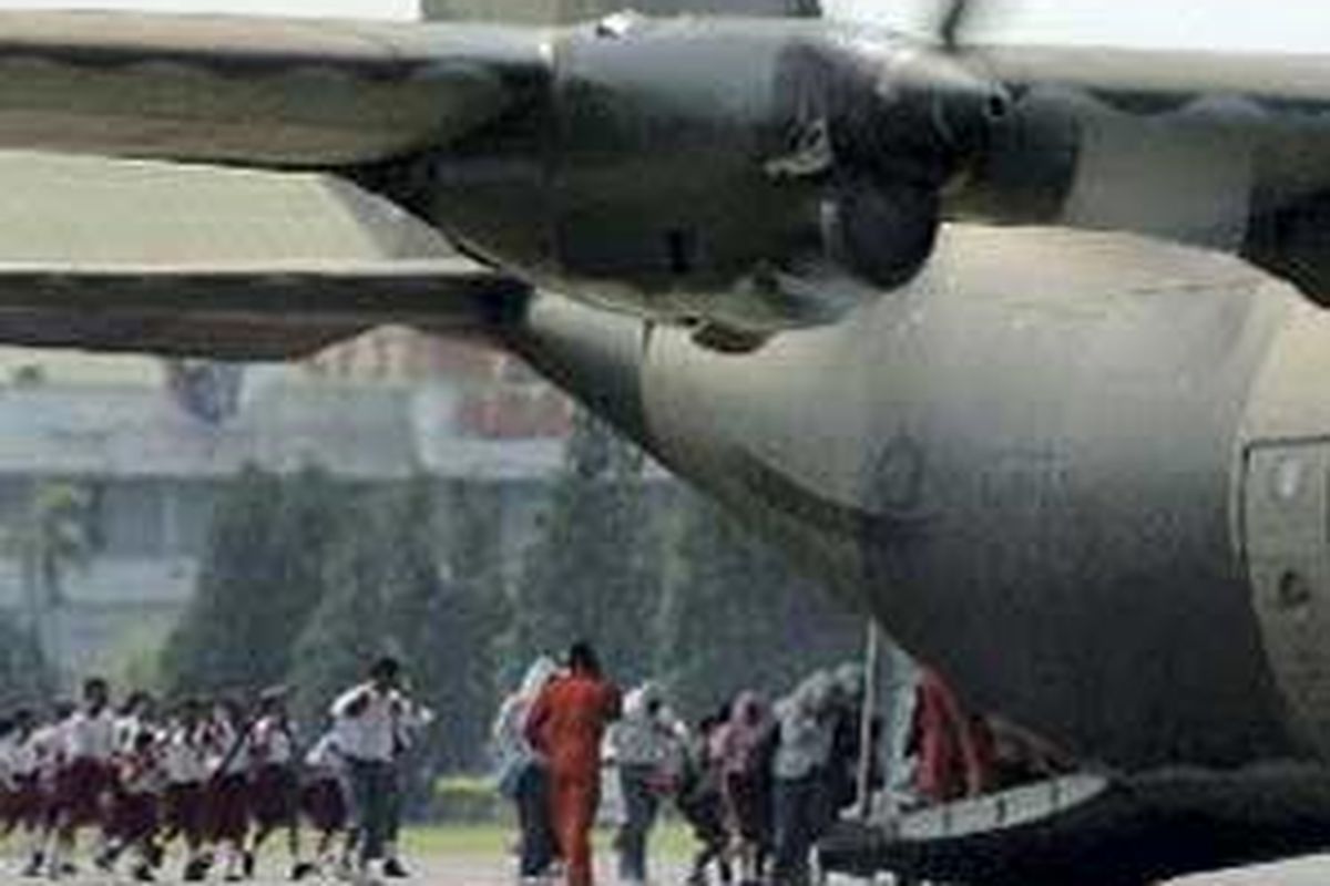Sejumlah siswa berlarian menaiki pesawat angkut Hercules C-130 saat diberi kesempatan menikmati panorama Jakarta dari angkasa dalam Gebyar Dirgantara Halim 2005 di Halim Perdanakusuma.