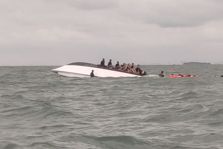 34 korban terbaliknya kapal Parikudus di Kepulauan Seribu ditemukan dalam kondisi kedinginan. Senin (13/3/2024).