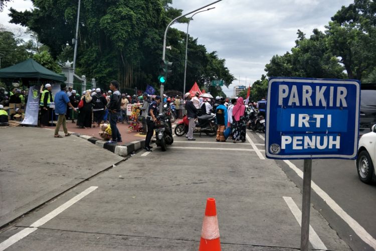 Parkir IRTI Monas penuh saat acara Maulid Akbar Nabi Muhammad SAW 1439 H Majelis Rasulullah SAW digelar di Monumen Nasional (Monas), Jakarta Pusat, Jumat (1/11/2017).