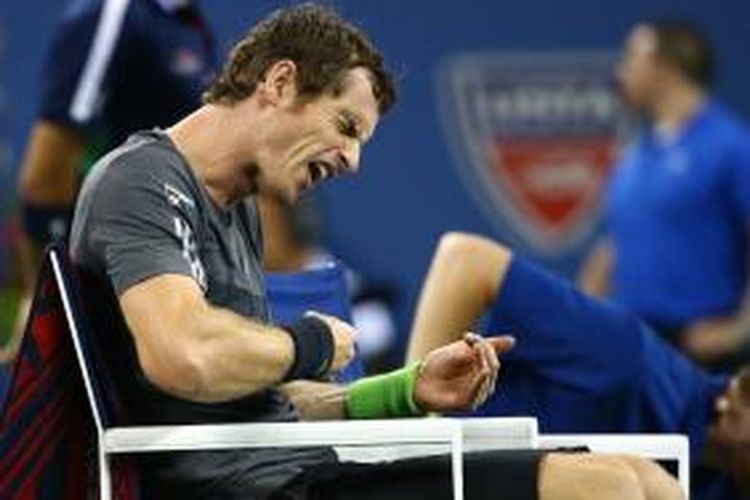 Petenis Inggris, Andy Murray, mengungkapkan kekesalan saat jeda pertandingan melawan petenis Serbia, Novak Djokovic, pada perempat final AS Terbuka di USTA Billie Jean King National Tennis Center, Rabu (3/9/2014).