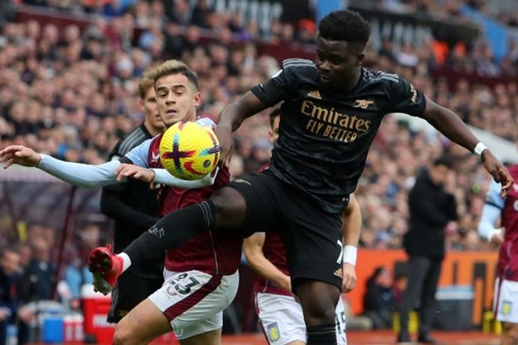 Gelandang Aston Villa Philippe Coutinho (kiri) berduel dengan penyerang Arsenal Bukayo Saka (kanan) dalam laga lanjutan Liga Inggris 2022-2023. Laga Aston Villa vs Arsenal berlangsung di Villa Park, Inggris, pada Sabtu (18/2/2023) malam WIB.