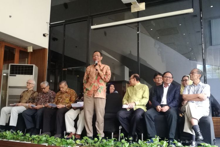 Ketua Gerakan Suluh Kebangsaan (GSK) Mahfud MD bersama sejumlah tokoh nasional dalam pernyataan sikap bersama di Century Park Hotel, Jakarta, Kamis (23/5/2019).  