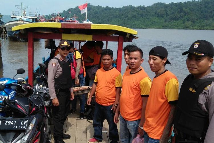 10 Napi Nusakambangan (baju warna jingga) mendapat pengawalan anggota kepolisian, Kamis (27/4/2017). Mereka direncanakan untuk mengikuti lomba batik di Lapas Kendal, Semarang.