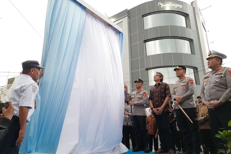 Kapolda Jawa Barat Irjen Pol Rudi Setiawan meresmikan nama jalan dan Pos Polisi atau Pospol Gadog Hoegeng di Simpang Gadog, Ciawi, Puncak Bogor, Jawa Barat, Selasa (17/6/2025).