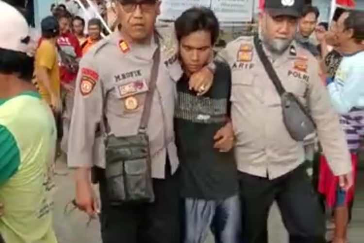 Tangkapan layar video amatir warga Desa Kwasen saat pelaku begal payudara ditangkap