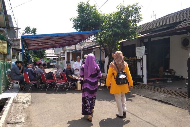 Sejumlah warga melayat ke rumah duka Anwar Sofyan (62), seorang Ketua KPPS di Kota Bogor yang meninggal diduga kelelahan usai mengawal proses Pemilu, di Kelurahan Tegal Gundil, Bogor Utara, Kota Bogor, Selasa (23/4/2019).  