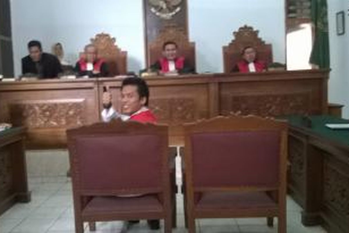 Robby Abbas, mucikari yang terlibat dalam kasus prostitusi artis melakukan pledoi kepada majelis hakim Pengadilan Negeri Jakarta Selatan. Dia membantah fakta-fakta persidangan dan menginginkan hukuman seringan-ringannya bahkan vonis bebas, Senin (19/10/15).