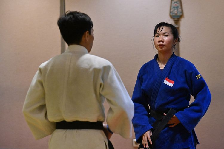 Nurul Fadilah (kanan) dalam sesi latihan pelatnas NPC Indonesia untuk ASEAN Para Games di Sahid Jaya Hotel, Surakarta, Jawa Tengah (16/05/2023). Terkini, Nurul Fadilah menerima kabar duka seusai menyumbangkan medali emas dan perak untuk Indonesia pada ASEAN Para Games 2023.