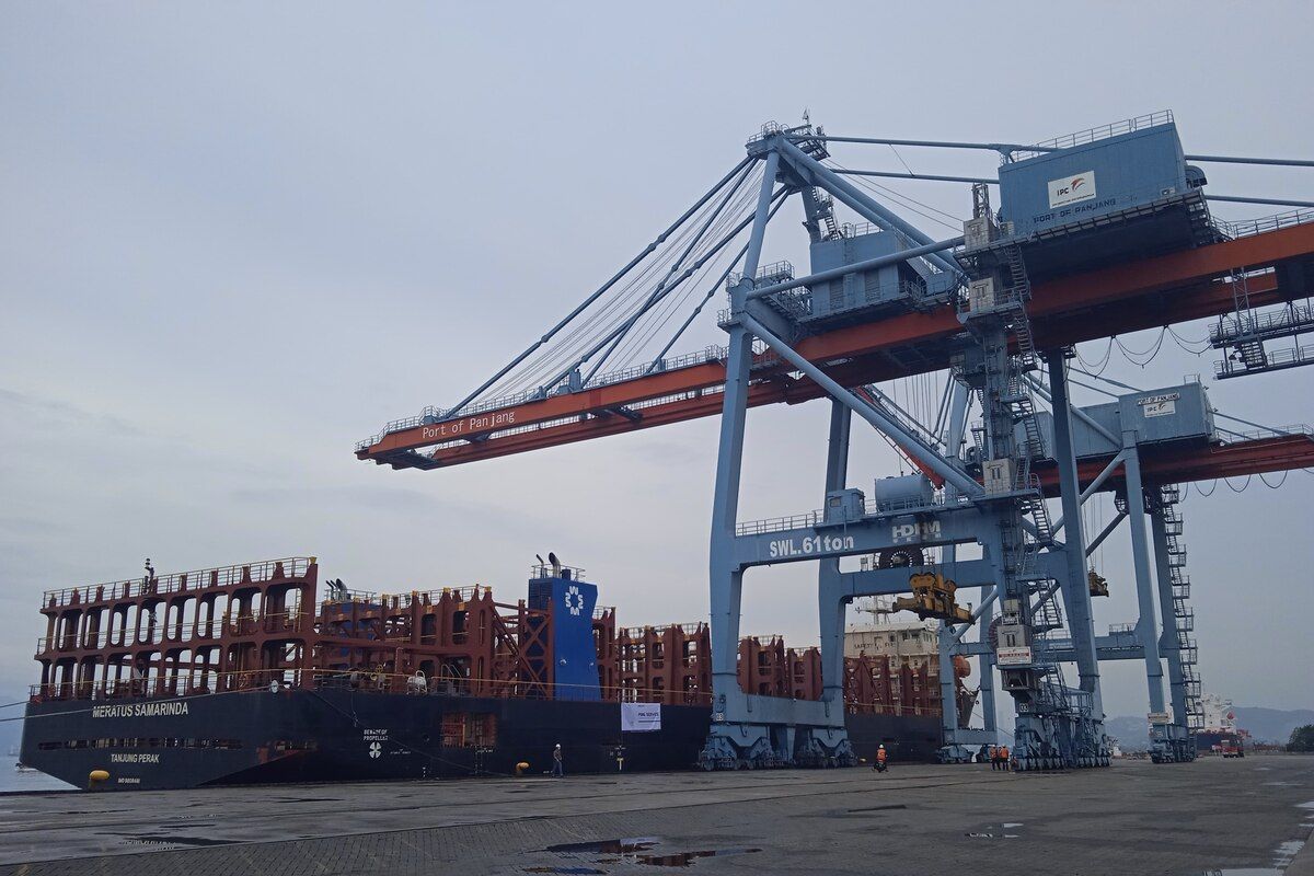 Nama pelabuhan di Provinsi Lampung adalah Panjang untuk ekspor impor. Sementara pelabuhan Lampung tersibuk untuk penyeberangan adalah Bakauheni. Setidaknya ada 20 pelabuhan di Lampung yang beroperasi saat ini.
