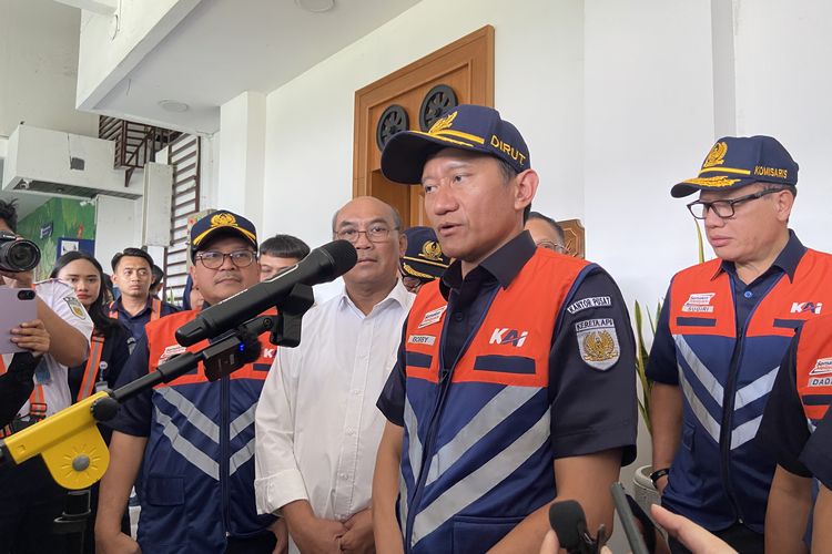 Direktur Utama PT. KAI, Bobby Rasyidin melakukan inspeksi persiapan Nataru di sejumlah wilayah stasiun pada Rabu (3/12/2025).