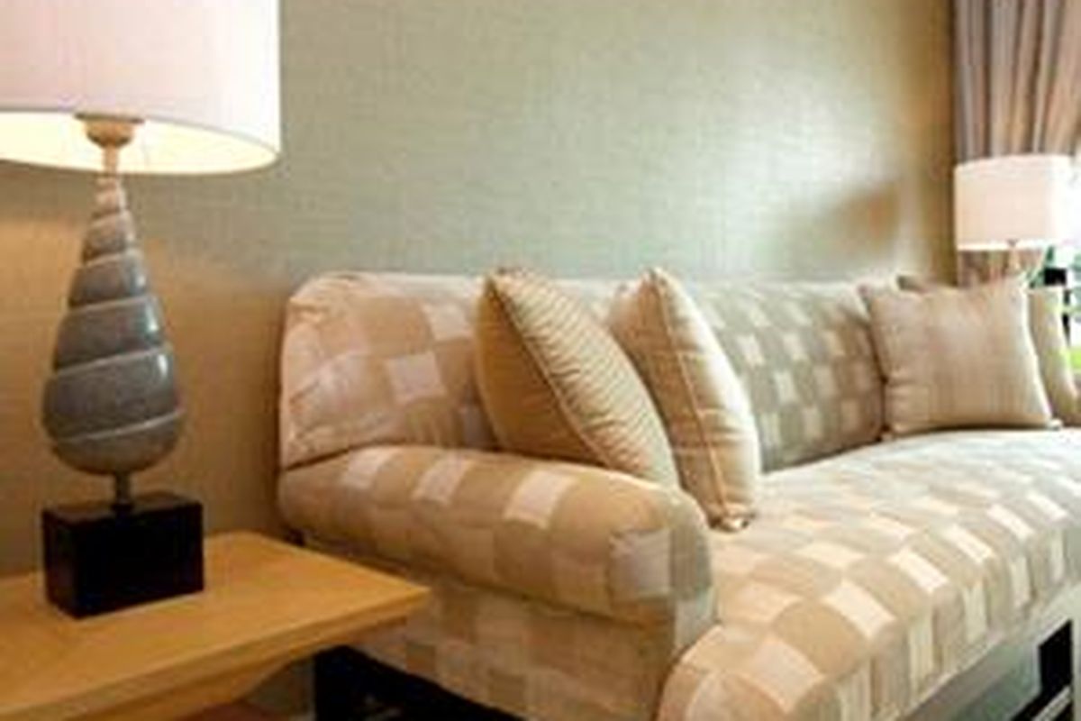 Dalam memilih sofa, pertimbangkan keserasian karakter sofa dengan tema interior yang ingin dibangun.