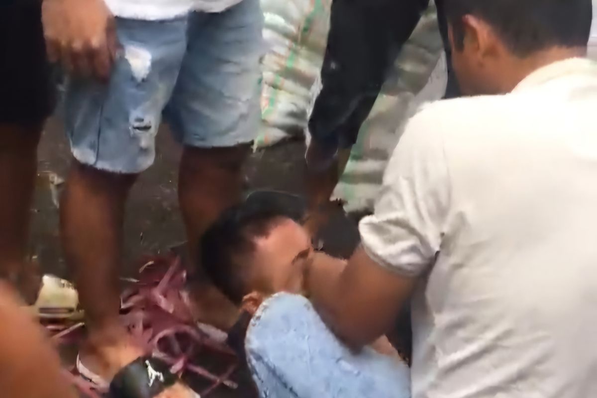 Tangkapan layar video terduga maling motor dihajar warga, Senin (17/3/2025).