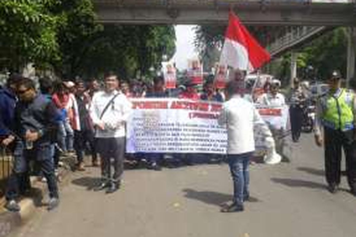 Jumat (22/4/2016),  Forum Aktivis  Muda Jakarta (FORMAJA) melakukan aksi demo di depan rumah sakit Sumber Waras  menuntut kejelasan kepemillikan RS  Sumber Waras