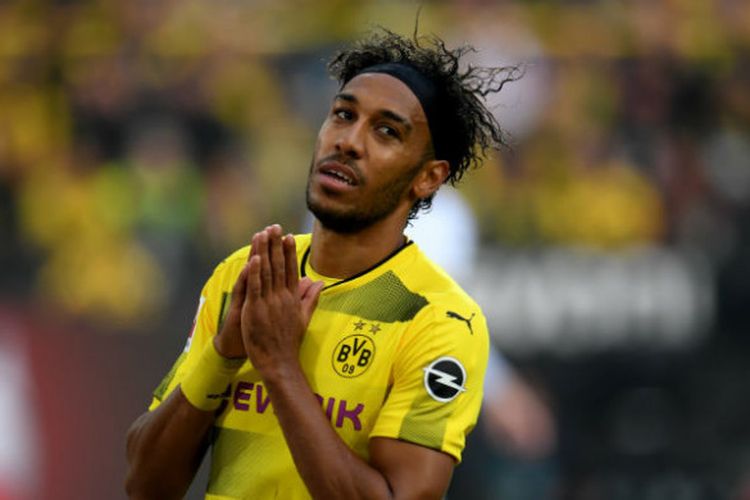 Ekspresi penyerang Borussia Dortmund, Pierre-Emerick Aubameyang, saat berhadapan dengan Borussia Moenchengladbach dalam laga lanjutan Liga Jerman di Stadion Signal Iduna Park, Sabtu (23/9/2017).