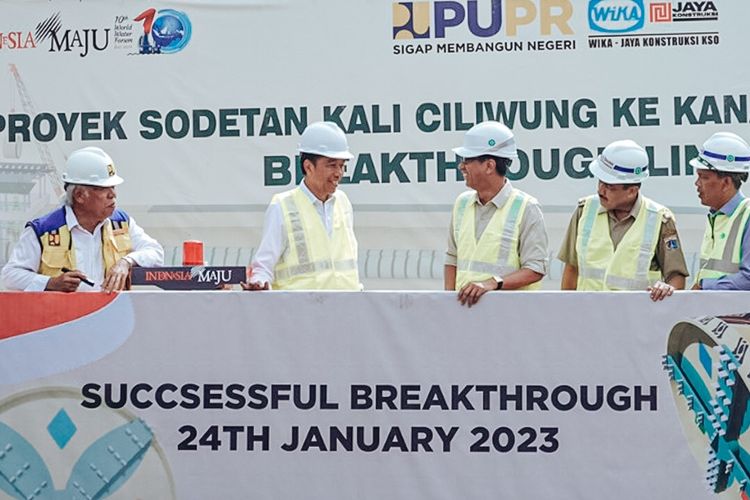 PT WIJAYA KARYA (Persero) Tbk (WIKA) dan Jaya Konstruksi KSO
sebagai kontraktor pelaksana proyek Pembangunan Sodetan Ciliwung
ke Kanal Banjir Timur berhasil menorehkan Breakthrough Line 1,
menyelesaikan pembangunan tunnel 2 jalur yang menghubungkan
antara Inlet hingga ke Outlet.