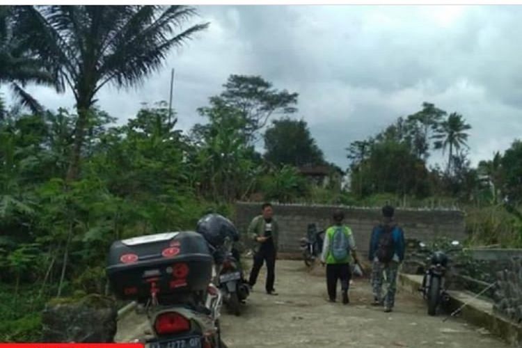 .Jalan yang awalnya digunakan warga kini ditembok