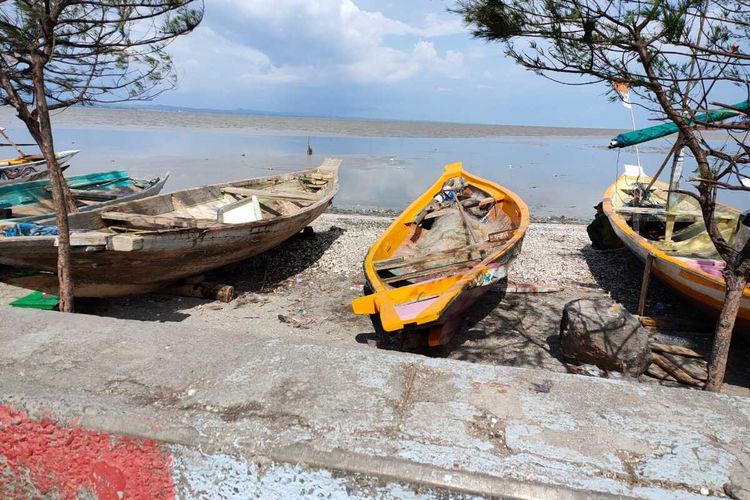 Perahu nelayan di pesisir pantai Kenjeran, Surabaya, yang sempat disapu air laut pasang pada Rabu (11/11/2020) terparkir di bibir pantai.