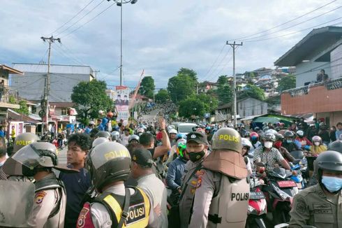 Ambulans Terjebak Saat Jalan Diblokade Warga, Kapolda Maluku: Ayo Dibuka, Itu Ada Warga Sakit Mau Lewat
