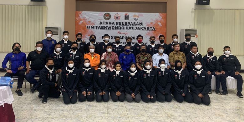 Tim taekwondo DKI Jakarta untuk PON XX Papua 2021 saat pelepasan pada Sabtu (25/9/2021).