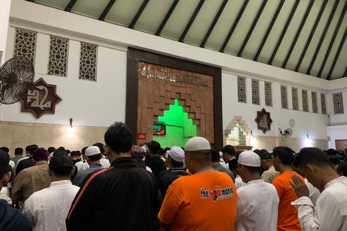 Pendukung Persija Jakarta, The Jakmania menggelar doa bersama sekaligus melaksanakan shalat ghaib atas tragedi di Stadion Kanjuruhan, Malang, Jawa Timur di Masjid Akbar Kemayoran, Jakarta Pusat, Jumat (7/10/2022).