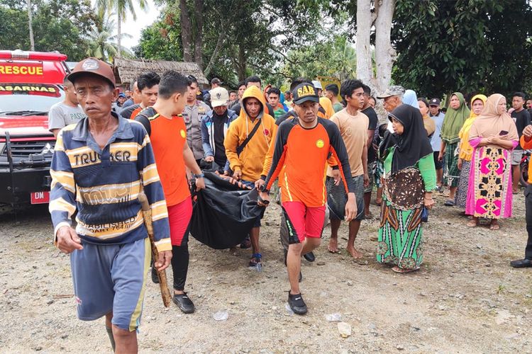 Tim pencarian dan pertolongan (SAR) gabungan mengevakuasi jasad kakek Onu Kunja yang ditemukan meninggal dunia di sungai Desa Padengo Kabupaten Pohuwato.