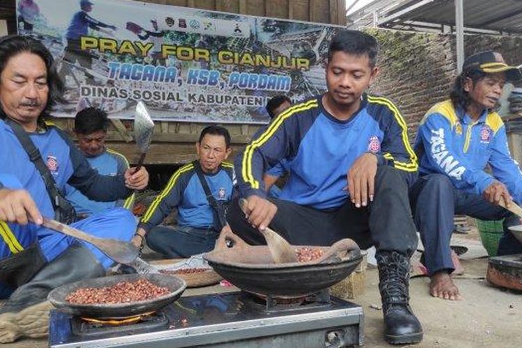 Tim Taruna Siaga Bencana (Tagana) Dinsos Kabupaten Madiun, KSB, dan Pordam membuat sambal pecel untuk korban gempa Cianjur, Jawa Barat 