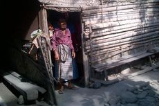Dua Wanita Renta Gantungkan Hidup dari Bongkahan Tanah Liat 