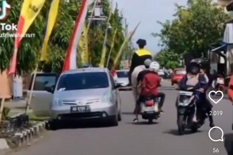 Tangkapan layar video viral wisudawan menunggang sapi masuk ke kampus Univet Bantara Sukoharjo, Jawa Tengah.